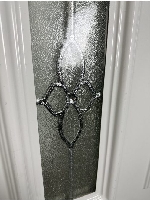 Temze 5 bejárati ajtó ezüst színű díszítéssel